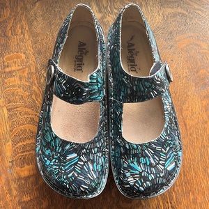 Alegria Shoes Blue and Black Paisley Size 41